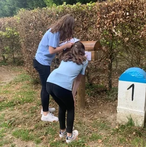 Photo de 2 jeunes filles devant un coffre