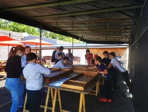 Photo d'enfants jouant aux jeux en bois