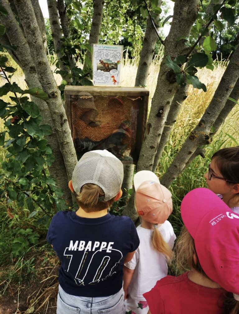 Photo d'enfants cherchant une énigme