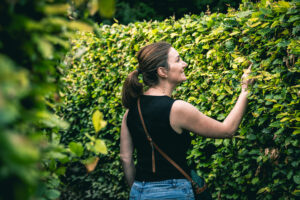Jeune femme dans une allée du labyrinthe