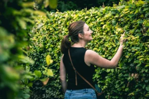 Jeune femme dans une allée du labyrinthe