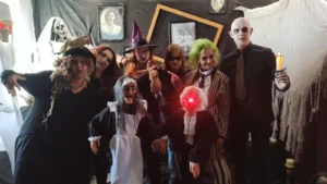 Photo d'un groupe de personnes déguisées pour Halloween dans un décor