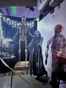 Photo d'un décor d'Halloween au labyrinthe Artmazia en 2025