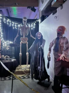 Photo d'un décor d'Halloween au labyrinthe Artmazia en 2025