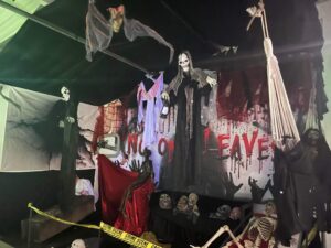 Photo d'un décor d'Halloween au labyrinthe Artmazia en 2025