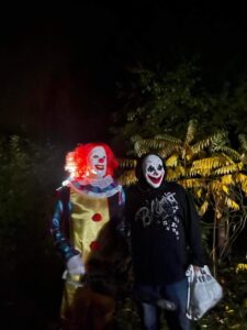 Photo de 2 personnages d'Halloween, dans la nuit