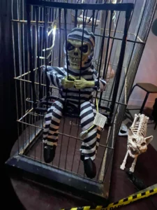 Photo d'un décor de prisonnier dans une cage