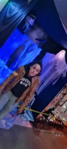 Enfant dans les décors intérieurs d'Artmazia décorés pour Halloween