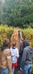 Photo d'un groupe de jeunes gens déguisés , ouvrant un cercueil