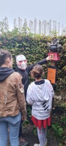 Un groupe de jeunes gens déguisés pour Halloween , jouant au jeu de piste spécial Halloween