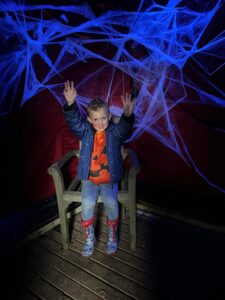 Photo d'un garçon déguisé pour Halloween dans un décor