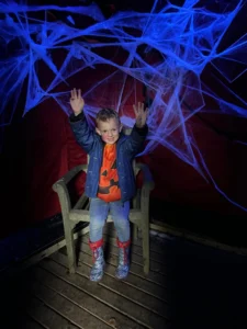 Photo d'un garçon déguisé pour Halloween dans un décor