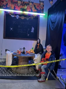 Photo d'un petit garçon devant un décor d'Halloween
