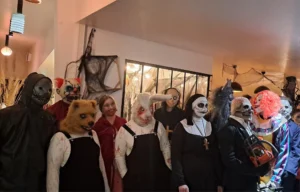 Photo d'un groupe de personnages typique d'Halloween
