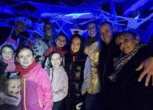 Photos d'un groupe de personnes déguisées pour Halloween