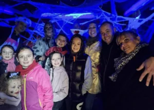 Photos d'un groupe de personnes déguisées pour Halloween