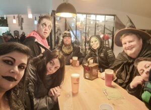 Plusieurs personnes déguisées pour Halloween, au bar d'Artmazia
