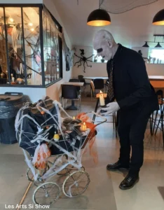 Photo d'un homme déguisé pour Halloween avec une poussette