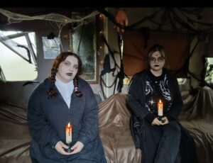 Photo de 2 personnes déguisées à Halloween