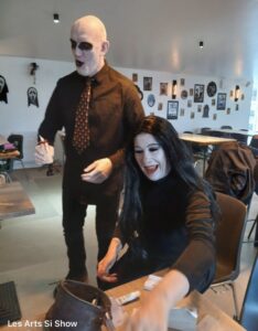 Photo de 2 personnes déguisées pour Halloween