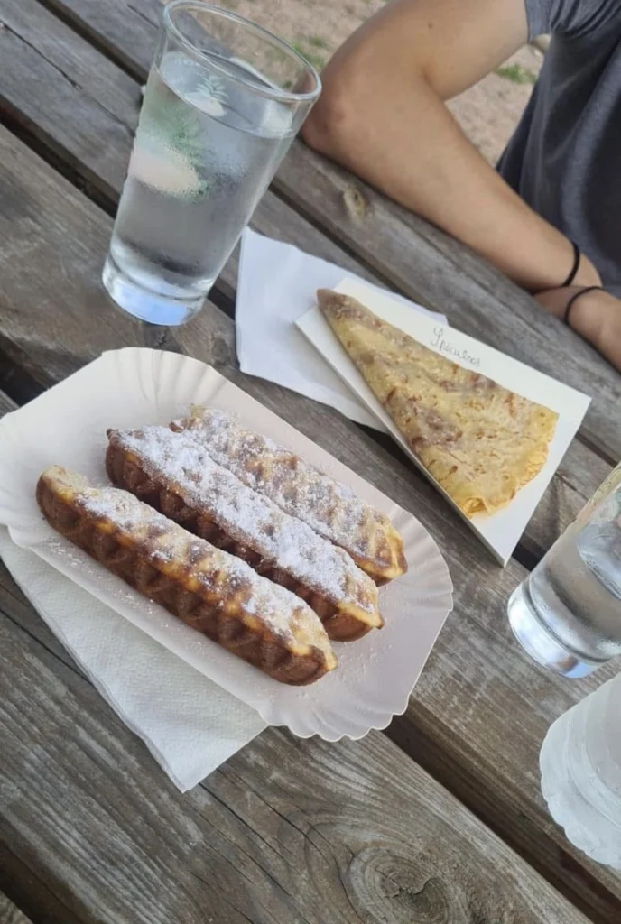 Photo d'un gouter à Artmazia : une crèpe au sucre glace , une gaufre au Nutella et une boisson