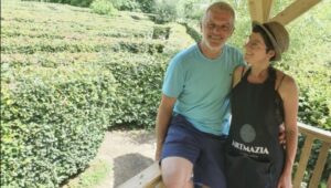 Un homme et une femme au centre du labyrinthe