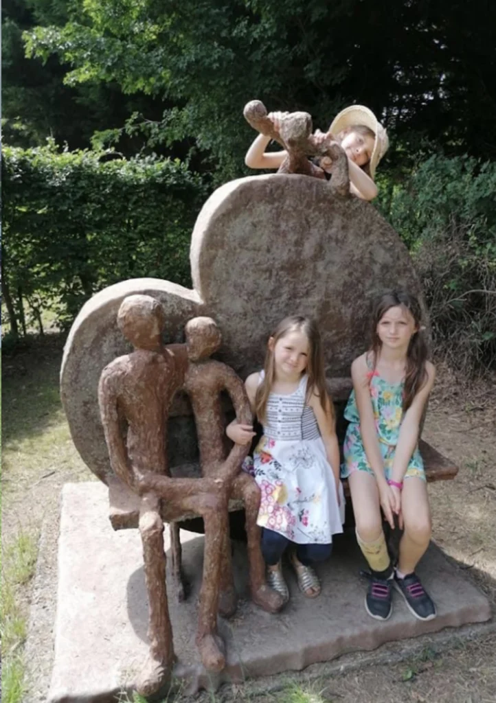 Photo du banc des amoureux avec des jeunes filles assises dessus