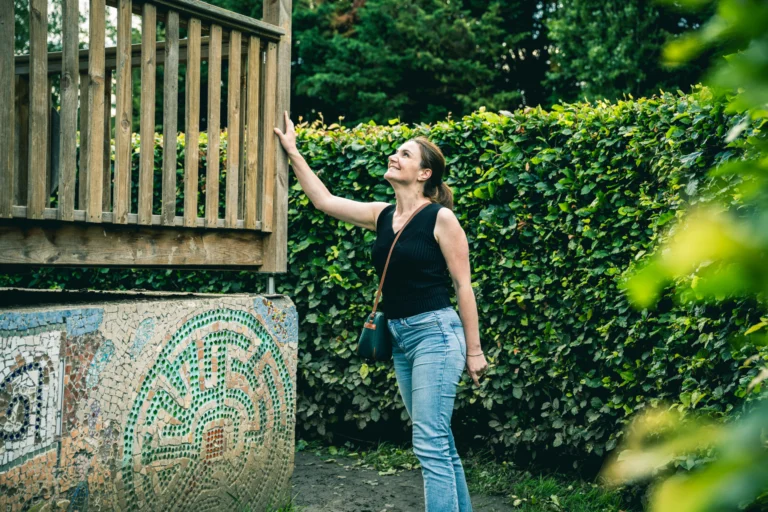 Photo d'une jeune femme au centre du labyrinthe