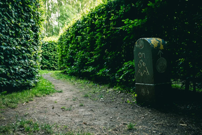 Allée du. labyrinthe avec une borne